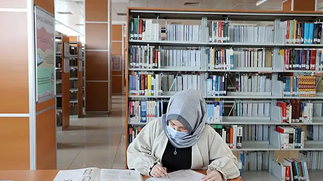 KTO Karatay Üniversitesi Merkez Kütüphanesi tüm okuyuculara kesintisiz hizmet veriyor