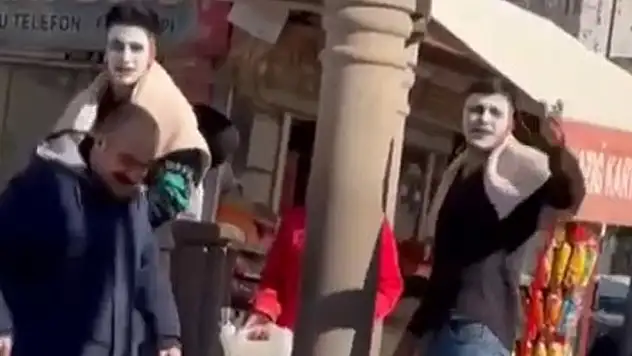 Kuaförde tıraş olurken sular kesildi, 2 müşteri yüzleri maskeli çeşmeye koştu

