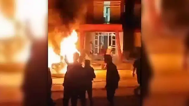 Küba'da elektrik kesintilerini protesto eden bir grup, Komünist Parti ofisini ateşe verdi