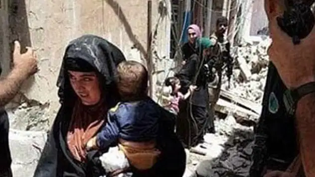 Kucağında bebeğiyle kendini havaya uçurdu!