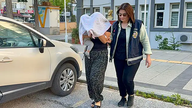 Kucağındaki bebeğiyle cezaevine gitti