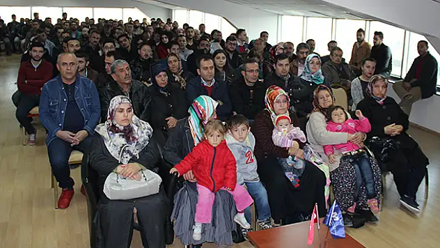 Kucaklarında Çocuklarıyla Destek Başvurusuna Geldiler