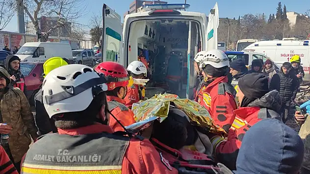 Küçük Berat, 55 saat sonra enkazdan elinde tuttuğu muhabbet kuşuyla çıkarıldı
