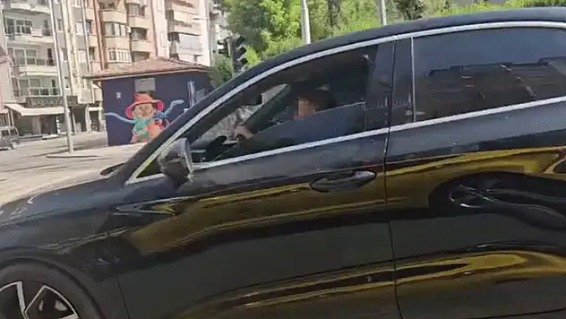 Küçük çocuğa trafikte otomobil kullandırdılar