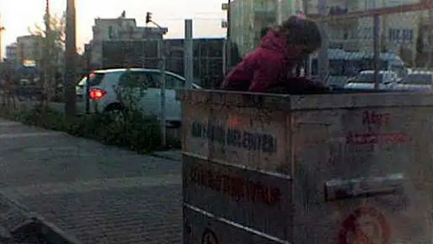 Küçük kızın çöp konteyneri içerisindeki hali yürek sızlattı