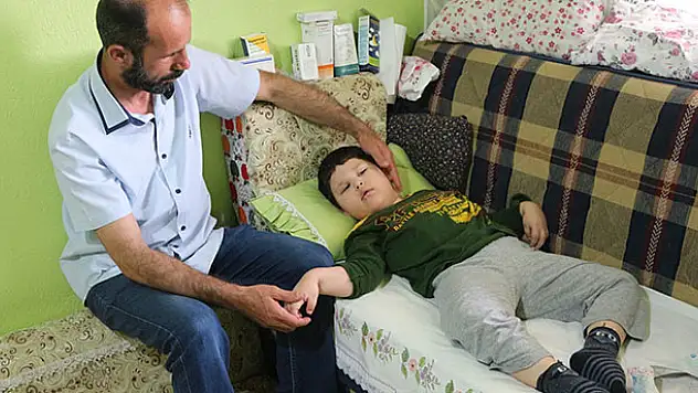 Küçük Mehmet sadece ağlayabiliyor