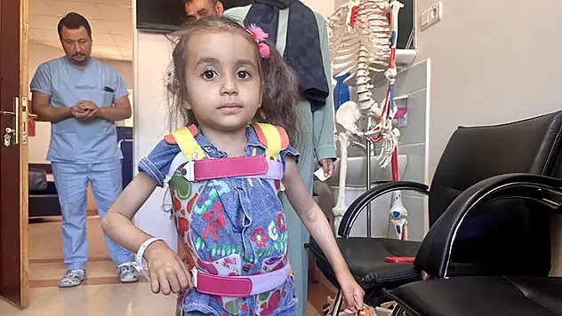 Küçük Miray omurga eğriliğinden 9 saatlik ameliyatla kurtuldu