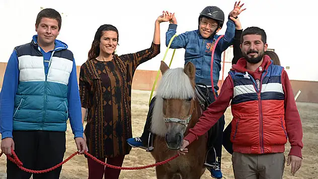 Küçük Talha engelleri 'atlı' terapiyle aşıyor
