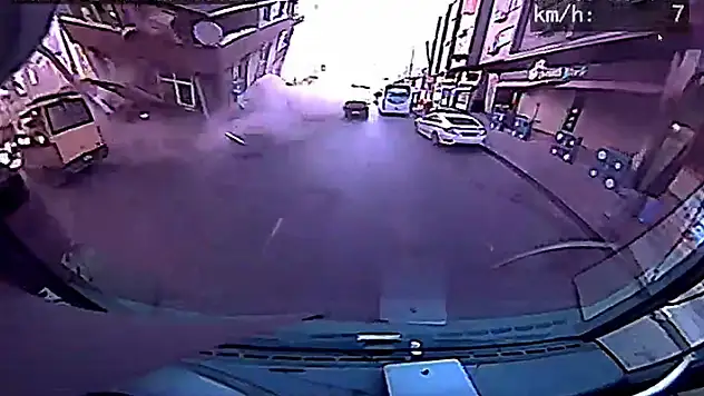 Küçükçekmece'de 3 katlı binanın çökme anı İETT otobüsü kamerasında
