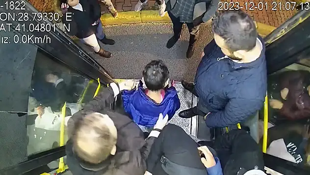 Küçükçekmece'de İETT otobüsünde uyuyan çocuğu ailesi otobüste unuttu

