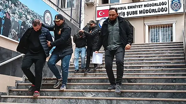 Küçükçekmece'de kendilerini polis olarak tanıtıp 200 bin lira çaldılar

