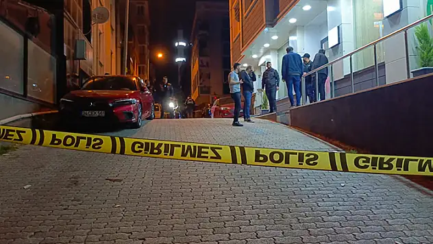 Küçükçekmece'de otele uzun namlulu silahla saldırı seken mermi metrobüse isabet etti