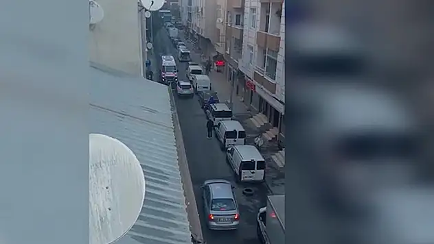 Küçükçekmece'de otomobilin ambulansa yol vermediği anlar kamerada