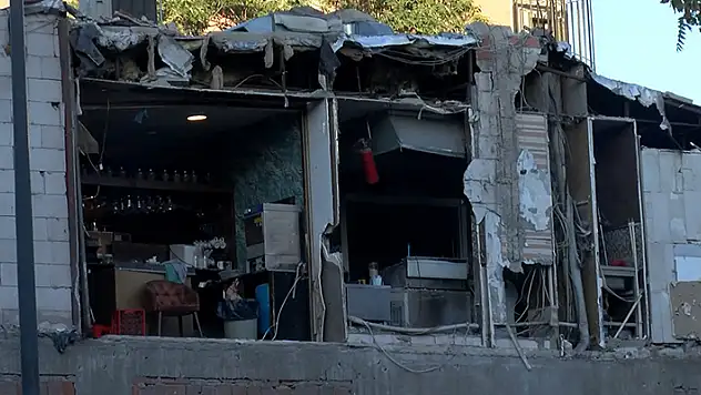 Küçükçekmece'de yıkım sırasında bitişikteki binanın duvarının olmadığı ortaya çıktı