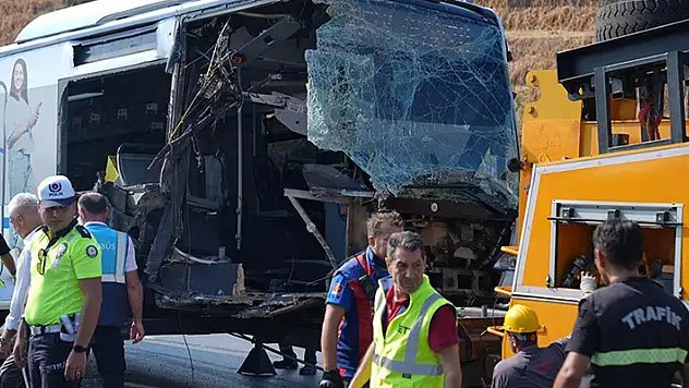 Küçükçekmece'deki metrobüs kazasına ilişkin sürücü ve denetim amirinin de aralarında bulunduğu 5 şüpheli tutuklandı
