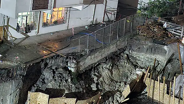 Küçükçekmece'de 5 katlı binanın bahçe duvarı çöktü bina tahliye edildi
