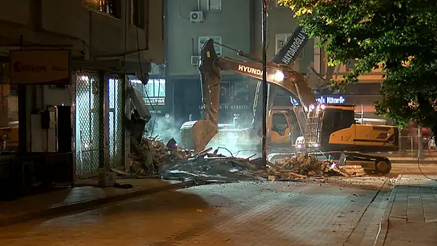 Küçükçekmece'de çöken 3 katlı binanın bitişiğindeki bina kontrollü şekilde yıkıldı