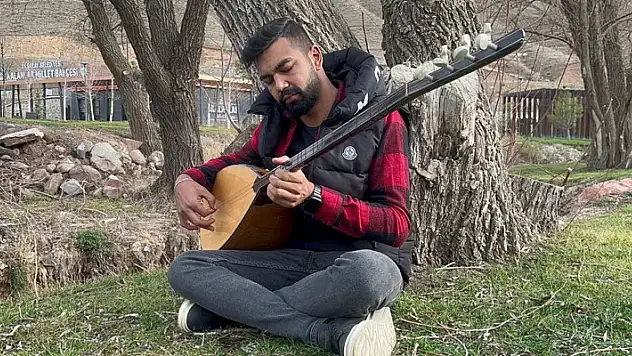 Kulak aşinalığıyla öğrendiği bağlama ile geçimini sağlıyor
