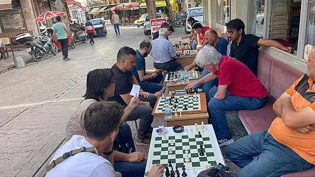 Kuşakları satrançta bir araya getiren kahvehane