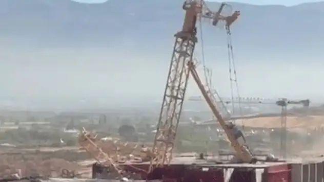 Kule vinç devrildi, 1 işçi öldü