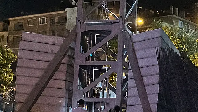 Kule vinçte intihara kalkışan şahsı, eşi ve yeğeni ikna etti