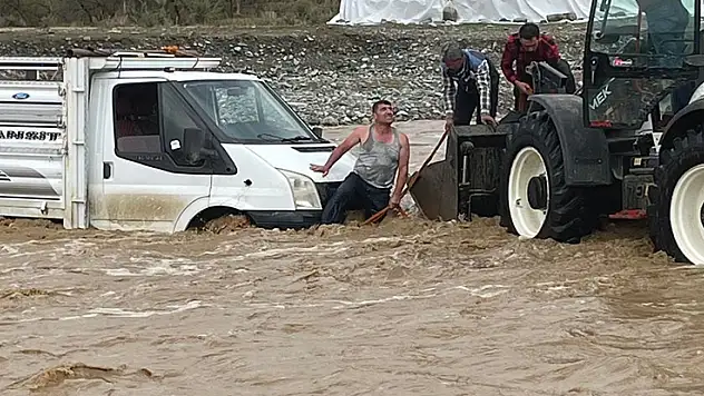 Kulp'ta aşırı yağış sonucu mahsur kalan şoför kurtarıldı