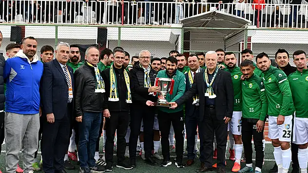 Kulu Belediyespor kupasını aldı