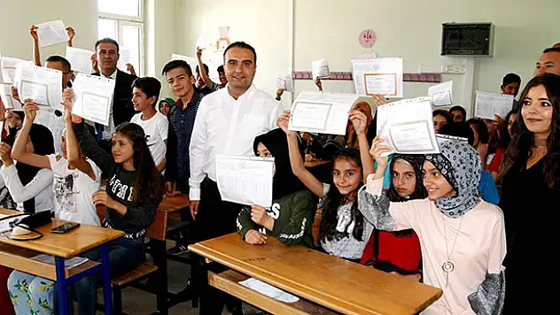 Kulu'da 7 bin 255 öğrenci karnesini alarak yaz tatiline girdi