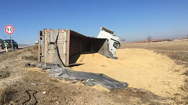 Kulu'da arpa yüklü tır devrildi: 1 yaralı