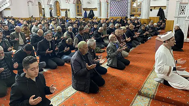 Kulu'da Berat Kandili'nde vatandaşlar camileri doldurdu
