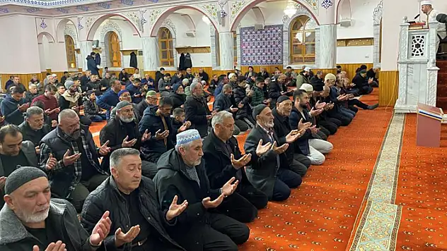 Kulu'da Berat Kandilinde vatandaşlar camileri doldurdu
