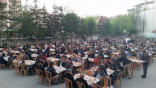 Kulu'da Bin 200 kişiye iftar yemeği verildi