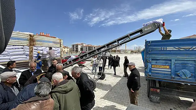 Kulu'da çiftçilere 101 ton sertifikalı tohumluk yeşil mercimek dağıtıldı
