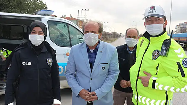 Kulu'da denetim yapan polislere tatlı ikramı