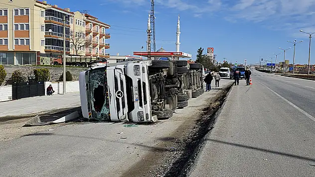 Kulu'da devrilen tırın sürücüsü yaralandı
