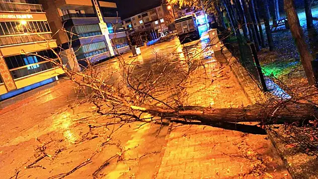 Kulu'da fırtına hayatı olumsuz etkiledi
