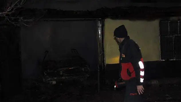 Kulu'da garaj içinde bulunan otomobil yandı