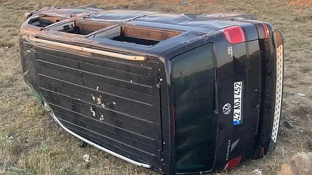 Kulu'da hafif ticari araç takla attı: 2 yaralı
