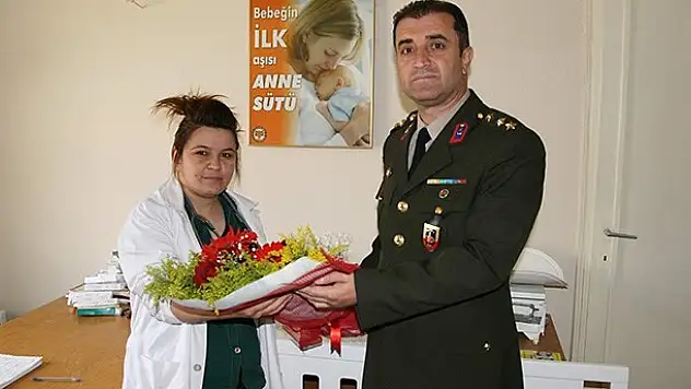 Kulu'da Jandarmadan Hemşirelere Çiçek