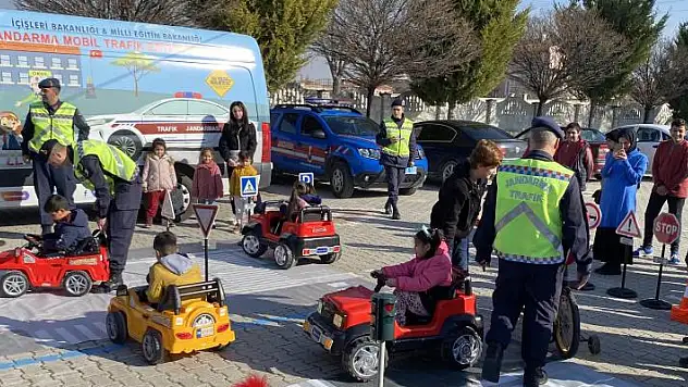 Kulu'da jandarmadan öğrencilere trafik eğitimi
