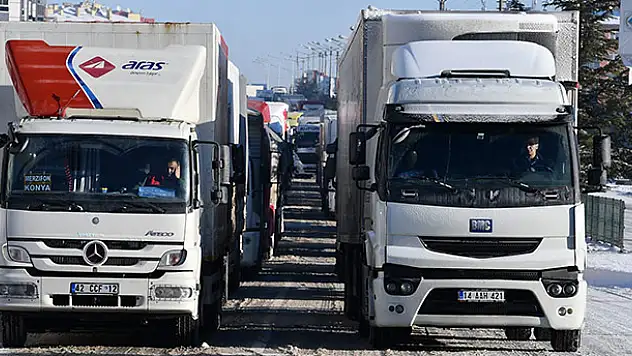 Kulu'da kar nedeniyle dinlendirilen araçlar yola çıktı
