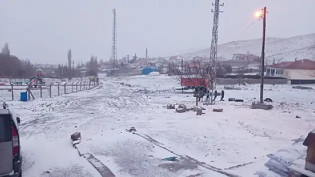 Kulu'da kar yağışı etkili oluyor
