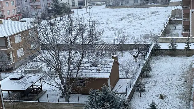 Kulu'da kar yağışı ilçeyi beyaza bürüdü