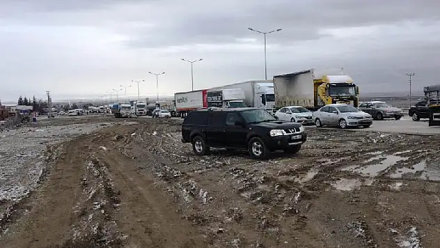 Kulu'da kar yağışı ve buzlanma ulaşımı aksatıyor
