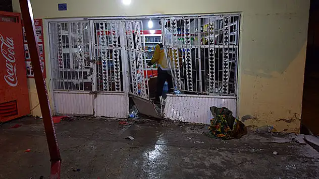 Kulu'da markete giren otomobilin sürücüsü kaçtı