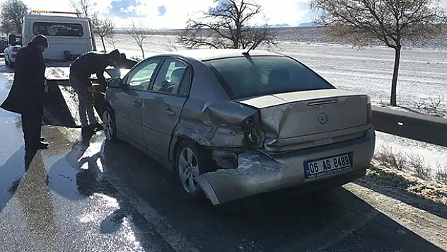 Kulu'da otomobil bariyerlere çarptı: 2 yaralı
