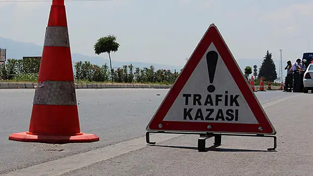 Kulu'da otomobil duvara çaptı: 3 yaralı