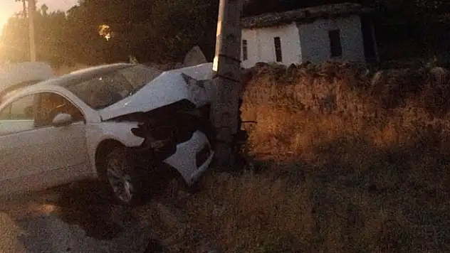 Kulu'da otomobil elektrik direğine çarptı: 1 yaralı