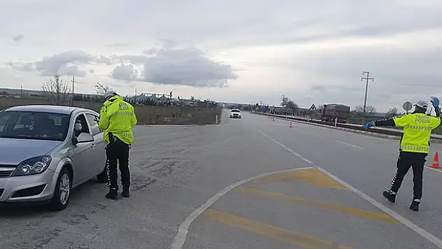 Kulu'da polisler ateş ölçümü yaptı, uyarılarda bulundu