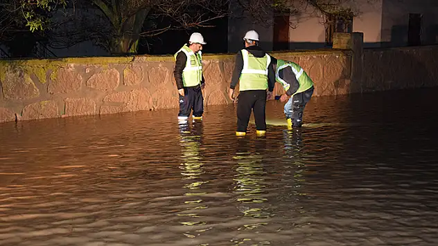 Kulu'da sağanak sele neden oldu tarım arazileri ve yollar su altında kaldı
